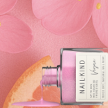 NAIL KIND The Colour Squad Seductive Siren vernis rose pailleté