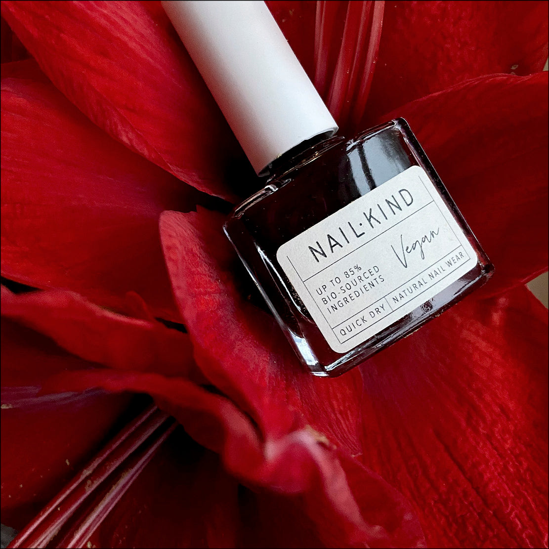 NAIL KIND The Colour Squad Wine O'Clock vernis rouge bordeaux