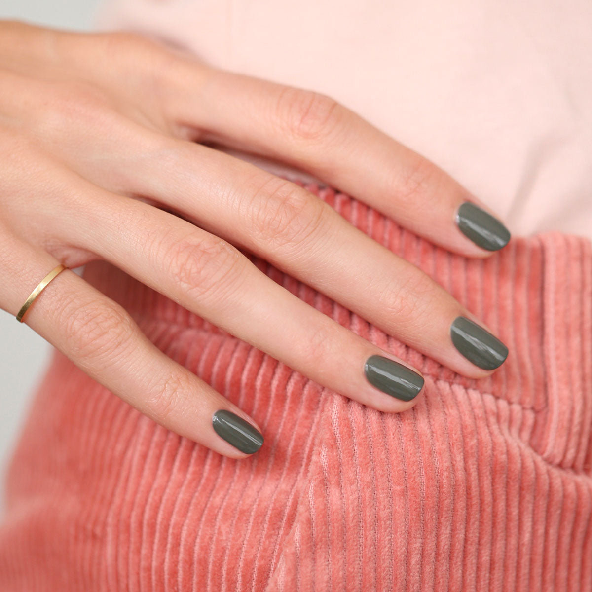 Manucurist Green Khaki vernis vert gris opaque