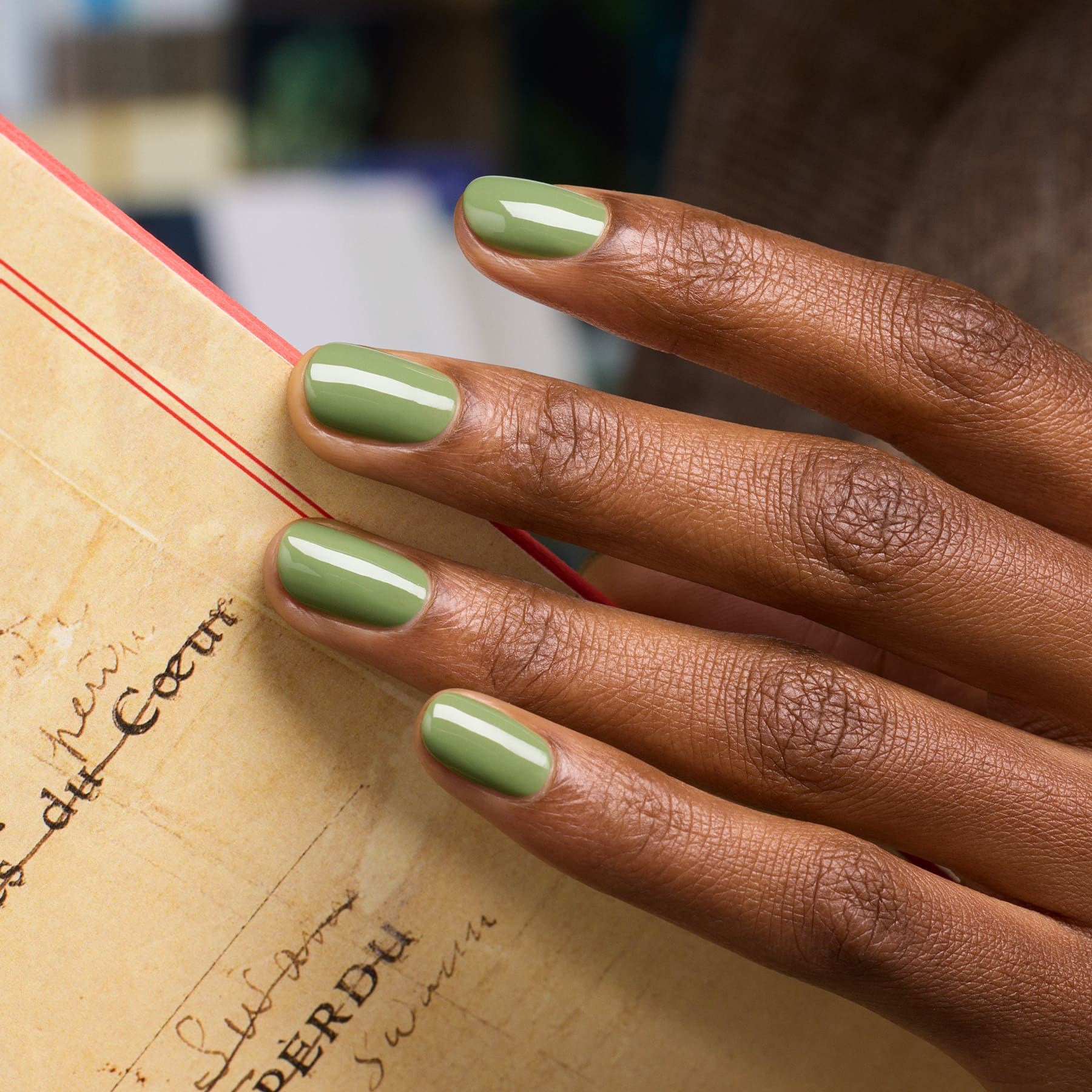 Manucurist Green Tuileries vernis à ongles vert olive gris
