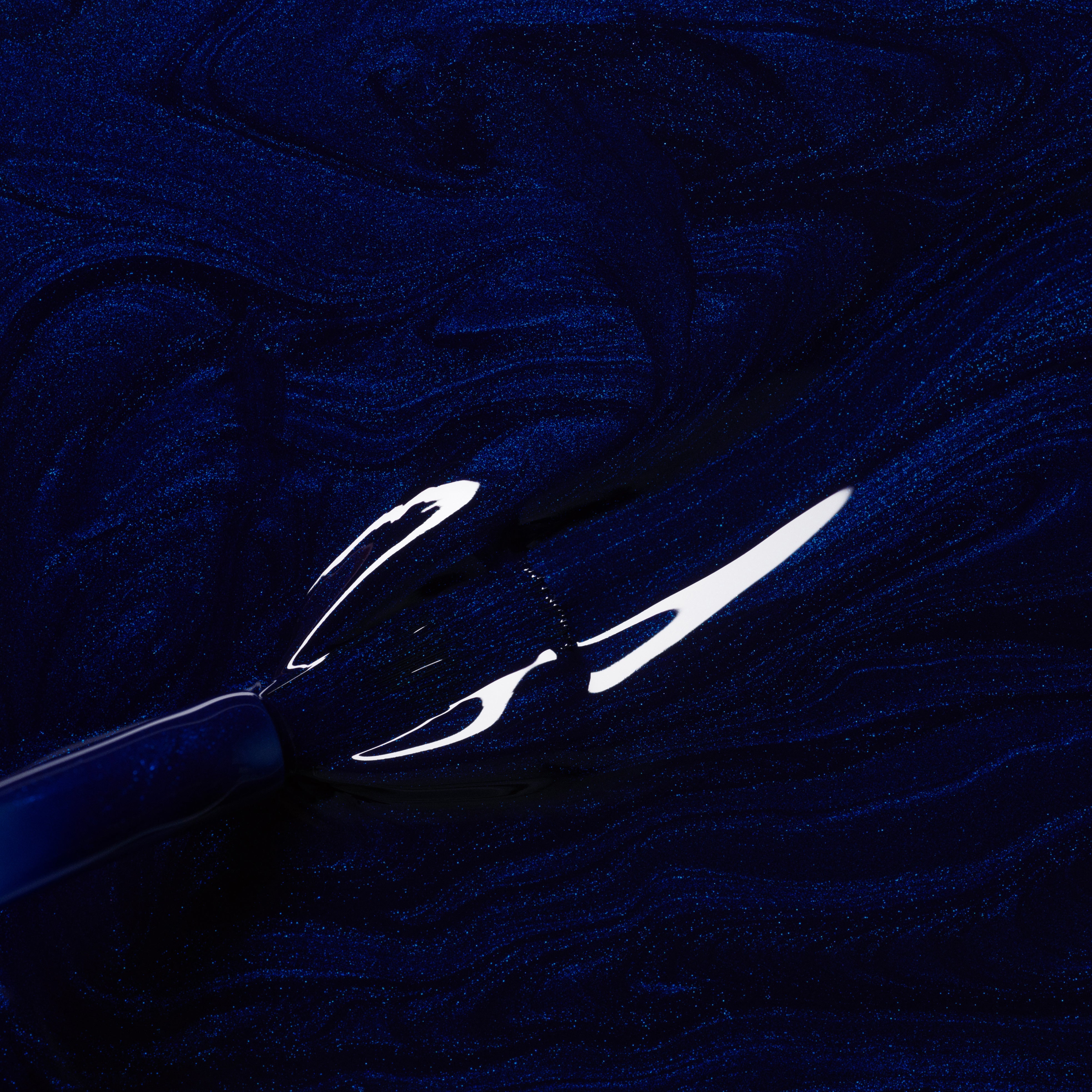 Manucurist Green Flash vernis semi-permanent Dark Night bleu nuit irisé