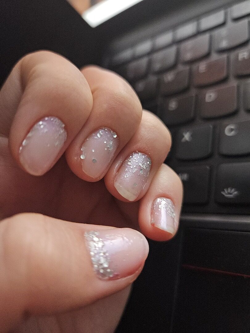 Manucurist All That Glitters calendrier avent 24 vernis pailleté