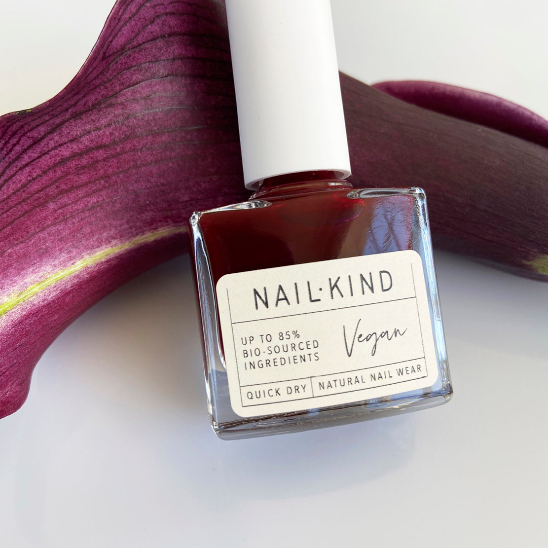NAIL KIND The Colour Squad Wine O'Clock vernis rouge bordeaux