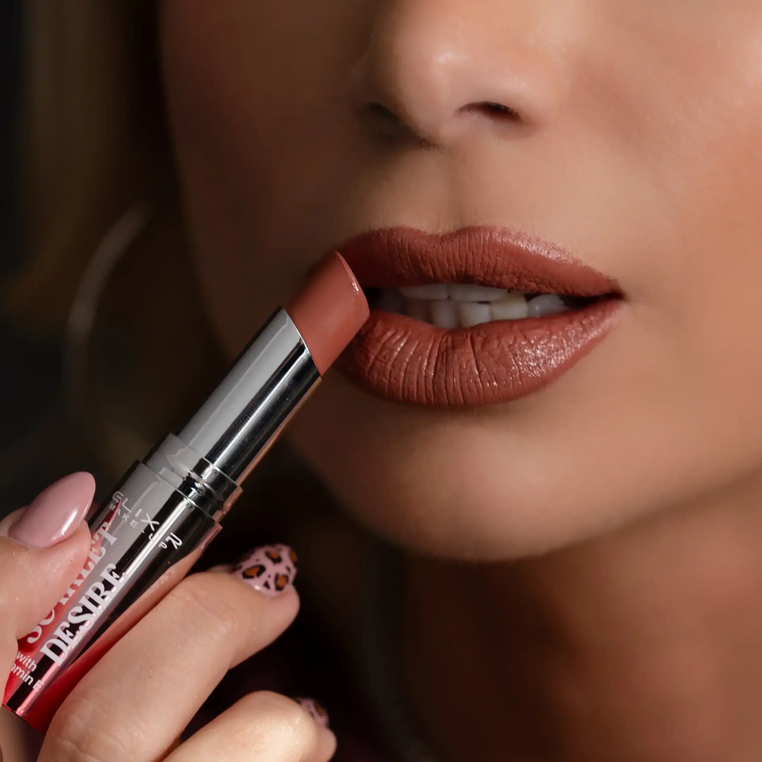 Élixir Scarlet Desire Satin #104 rouge à lèvres satiné hydratant