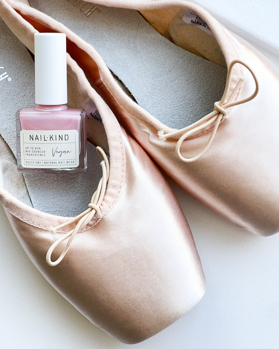 NAIL KIND The Colour Squad Miss Ballet vernis à ongles rose pâle